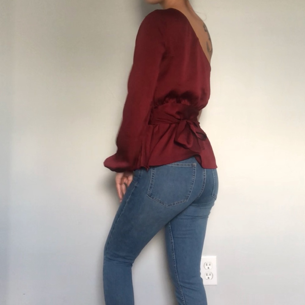 ⭐️4/$25 Express maroon one sleeve maroon blouse XS - Picture 4 of 8